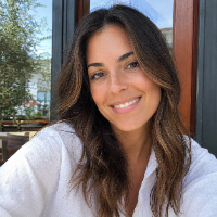 Ảnh chân dung khách hàng Jessica Miller đánh giá nhuộm màu Balayage