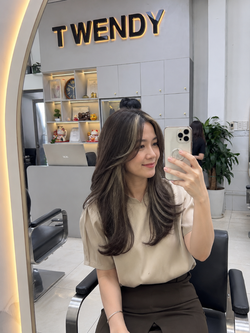Nhuộm tóc sợi highlight và hiddenlight tinh tế độc đáo