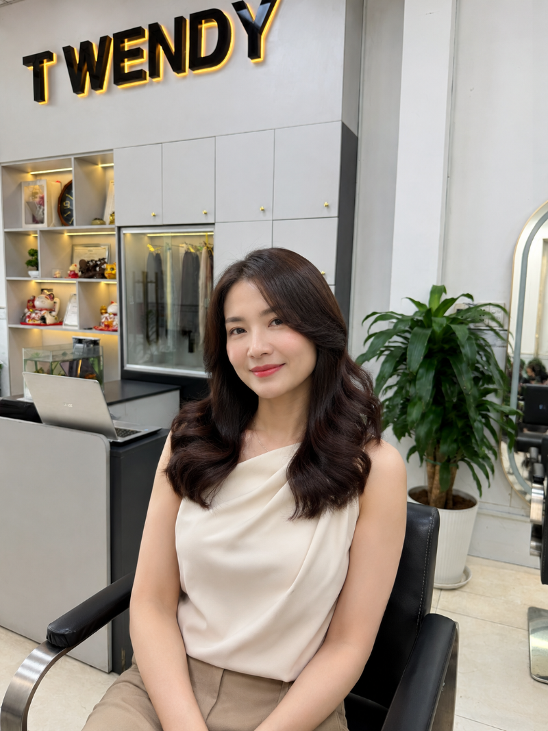 Liệu trình phục hồi liên kết cấu trúc tủy tóc khô xơ Olaplex